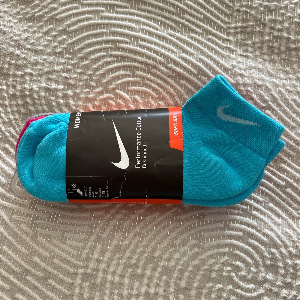 Nike women’s Performance Socks